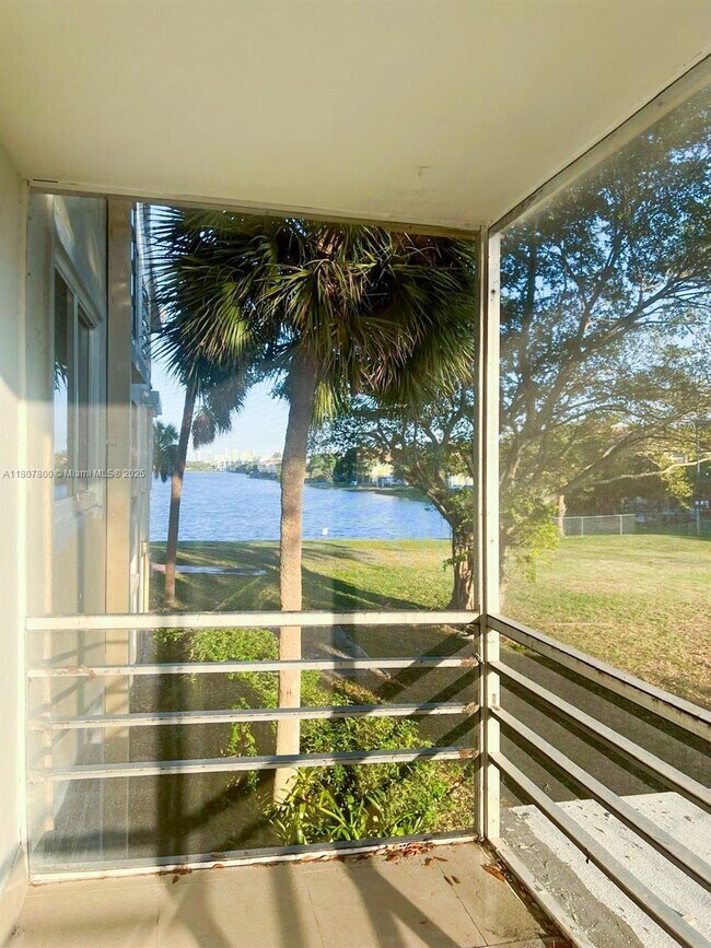 Photo - 447 NE 195th St Unidad 217