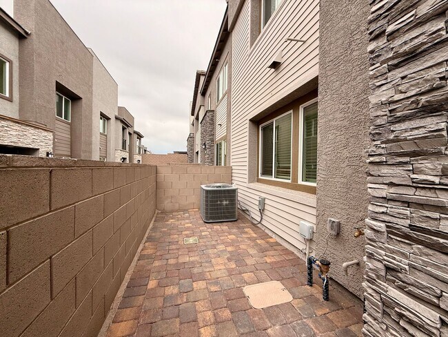 Photo - BRAND NEW 3 BED 2.5 BATH 2 BALCONY 2 CAR GARAGE TOWNHOUSE IN HENDERSON FOR RENT!!
