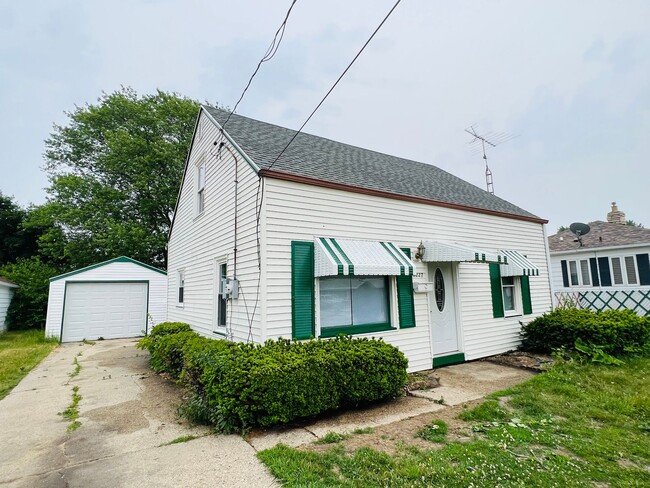 Building Photo - Gorgeous 3 Bedroom Single Family Home!