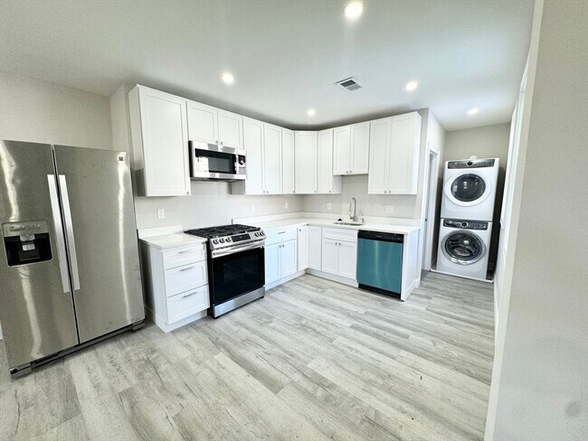 Building Photo - 55 Burrell St Unit R