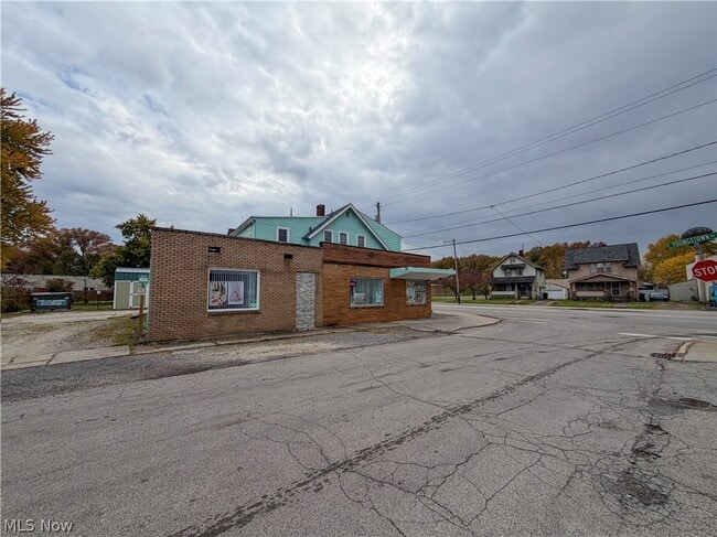 Photo - 2405 Youngstown Rd SE