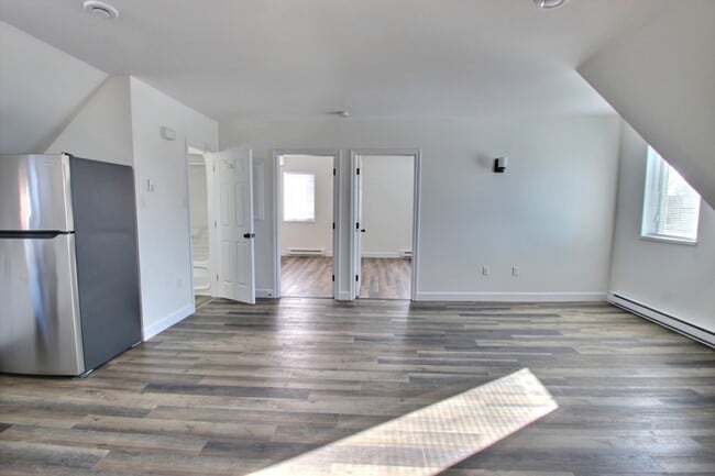 Building Photo - 153 St. George St Unit c