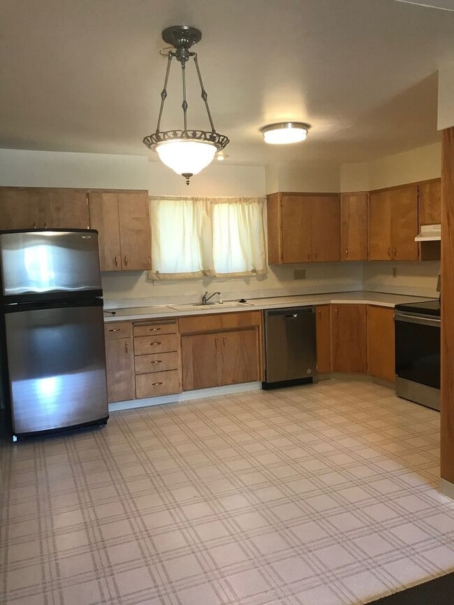 Building Photo - Upper Unit 2 Bedroom 1 Bathroom