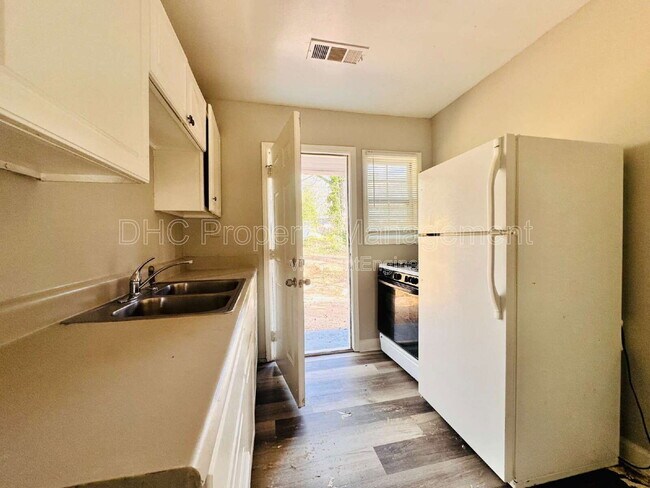 Photo - 1435 Lynford Dr SW