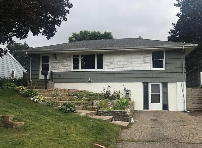 Building Photo - charming 3-bedroom, 1-bathroom single home...