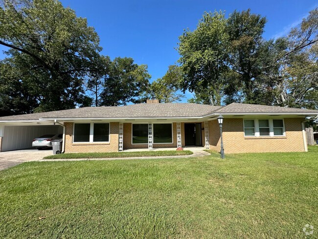 Building Photo - 3BR 2BA Brick House