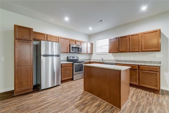 906 Quartz Ct