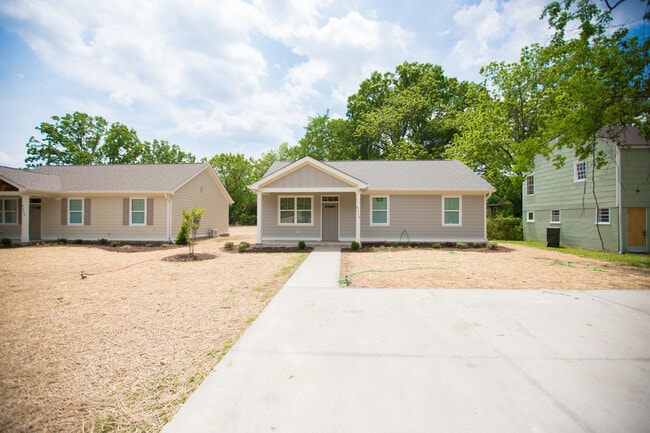 Photo - 724 Moore St