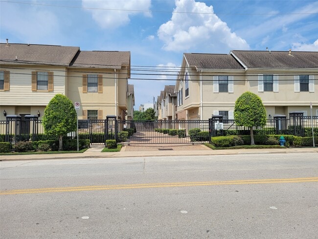 Building Photo - 2911 Clinton Dr Rental