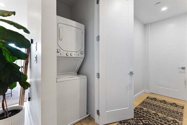 Photo - 340 W 2nd St Unidad 23