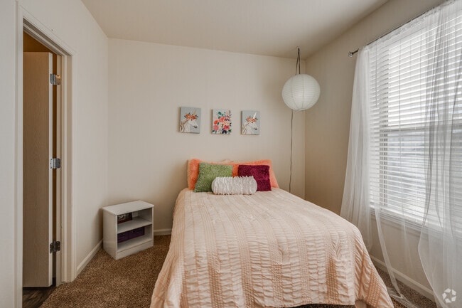 2 BR, 2 BA - 1218 SF