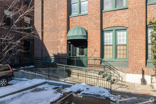 Entrance - 200 Lincoln Ave