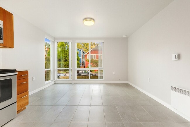 Photo - Gorgeous Studio in SW Seattle Unidad UT-YOO917_101