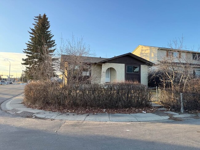 Photo - 80 Falsby Ct NE