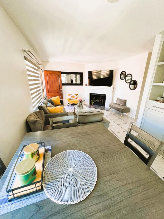 Building Photo - Updated 2 Bedroom, 1 Bath in North Park w/... Rental