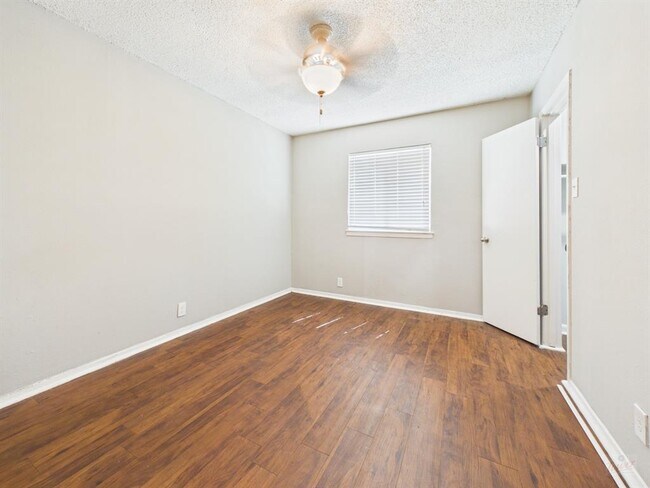 Photo - 2401 Manor Rd Unit 127