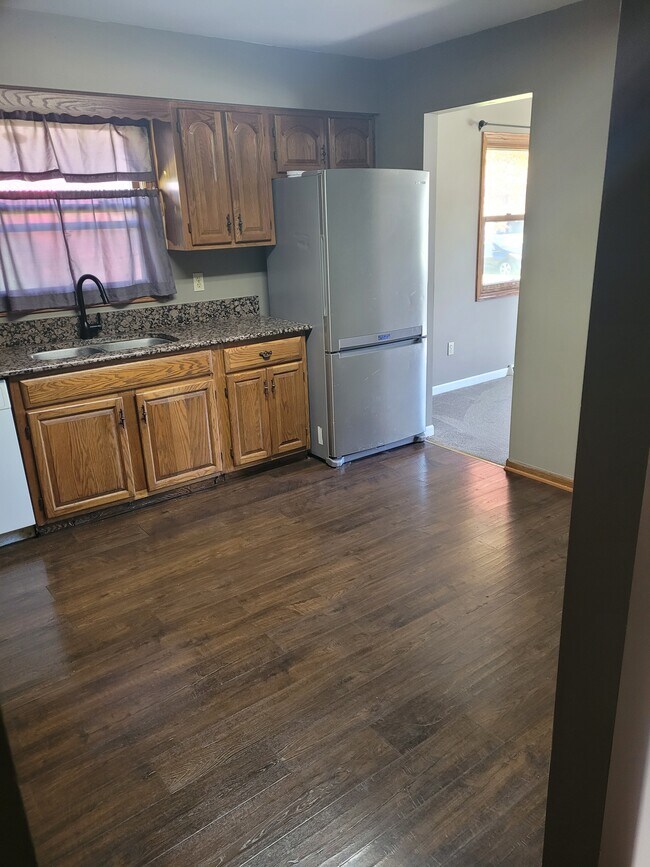 Kitchen - 303 Carriage Dr Unit 303