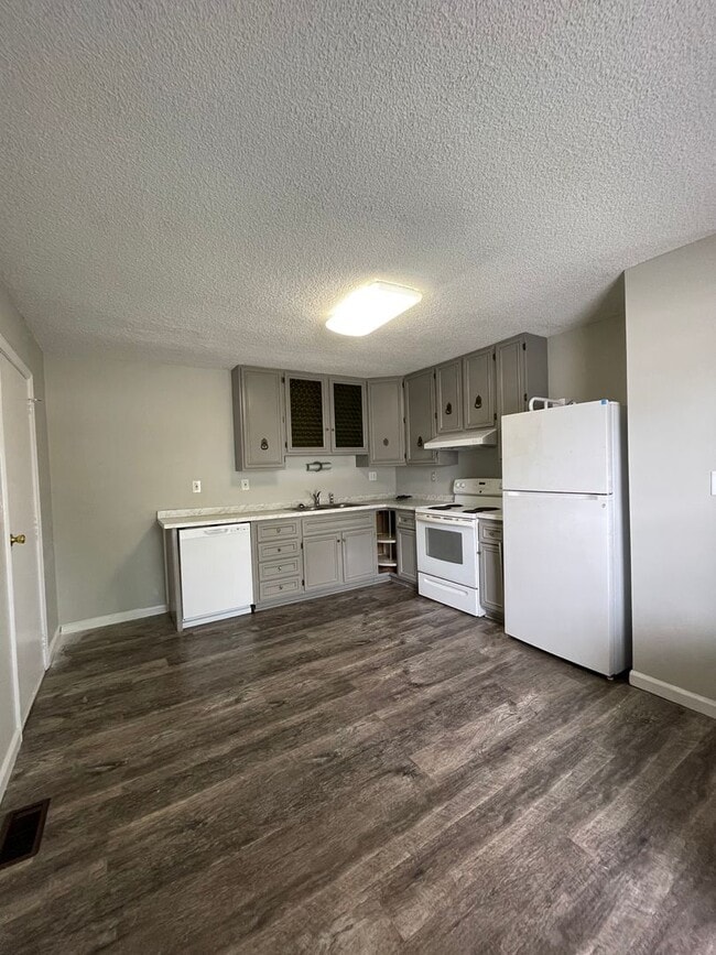 Building Photo - 4-Bedroom Home on the South Side - Available In May