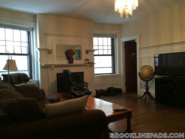 Building Photo - 1247 Beacon St