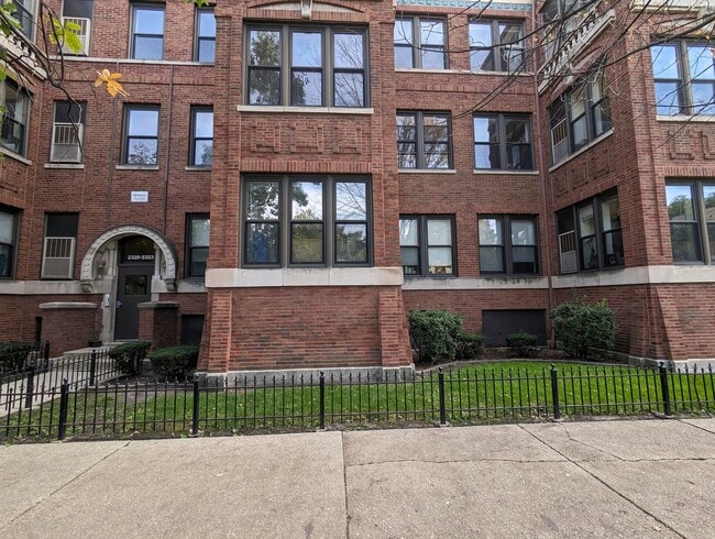 Building Photo - 3147 W Medill Ave