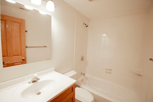 Photo - 2736 W Evergreen Ave Apartments Unit 4