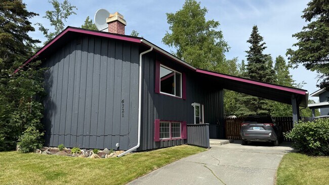 Very well maintained 4 bedroom house - Pet ok on approval. Available NOW! - Very well maintained 4 bedroom house - Pet ok on approval. Available NOW!