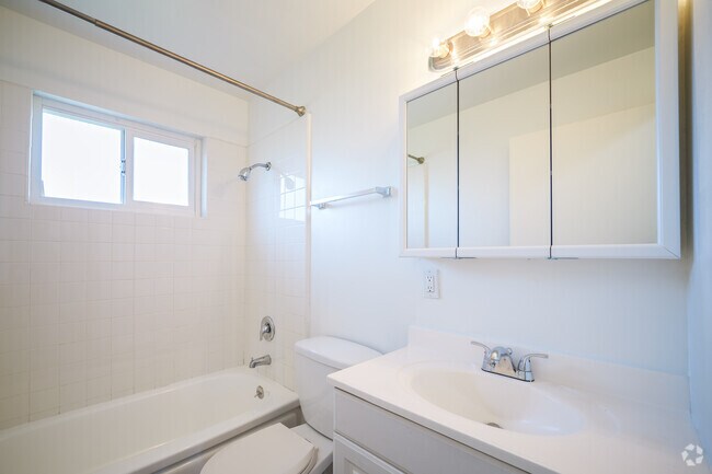 2BR, 1.5BA - 918SF - Primary Bathroom