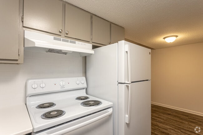 1BR, 1.5BA - 770SF