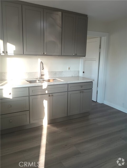 Building Photo - 964 E 7th St Rental