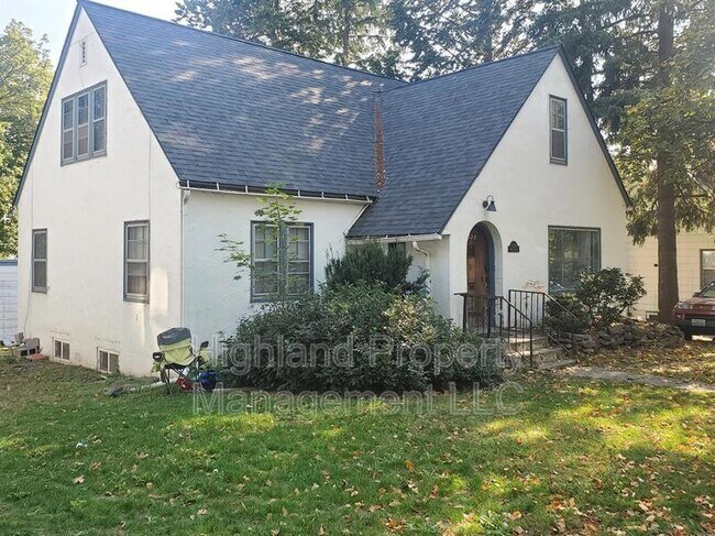 Building Photo - 520 NE Maple St Unit #A B & C