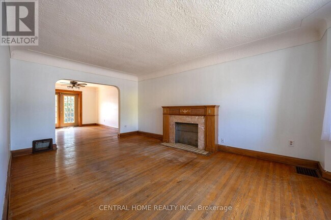 Photo - 1650 King St E