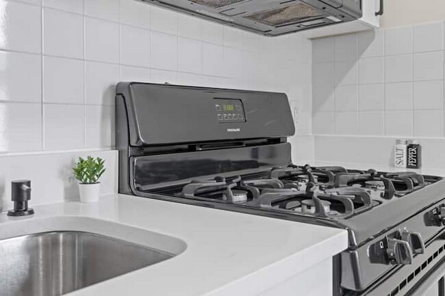 Photo - 1626 Union Turnpike