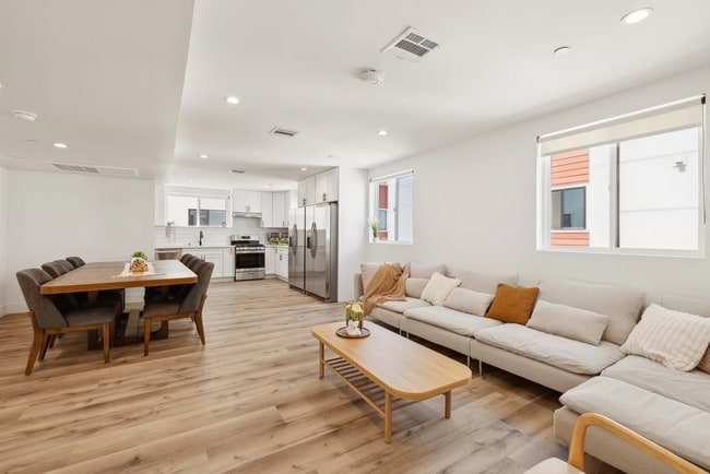 Photo - MH 1326 W 35th Pl