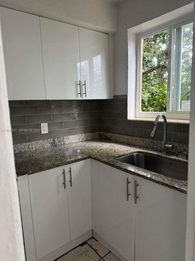 Building Photo - 888 SW 6th St Unit 601