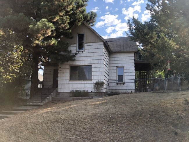 Building Photo - 320 SE High St