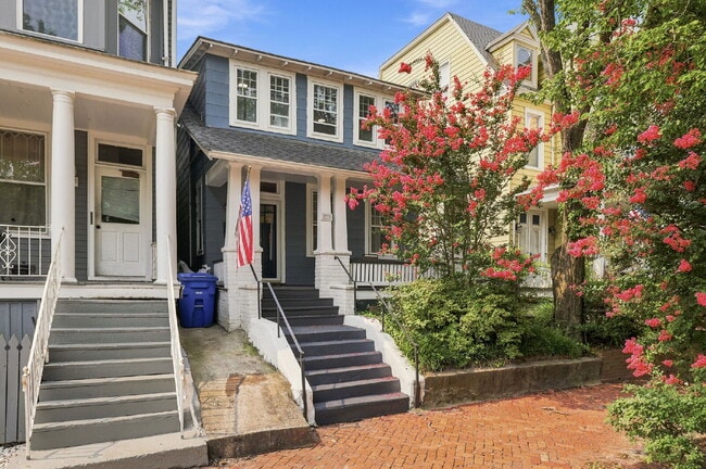 Building Photo - Live Steps from the Heart of Olde Towne