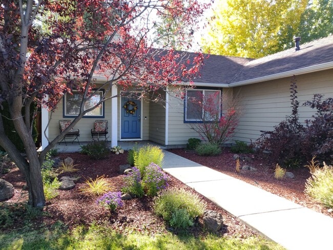 Photo - Stylish SW Bend 3×2 with Fenced Yard