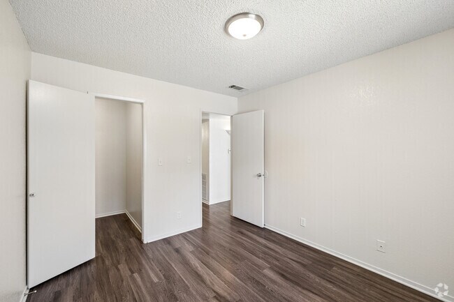 Sunflower 1BR, 1BA - 500SF - Dormitorio