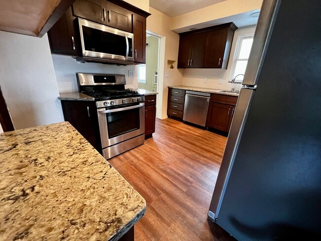 Photo - 609 Maple St