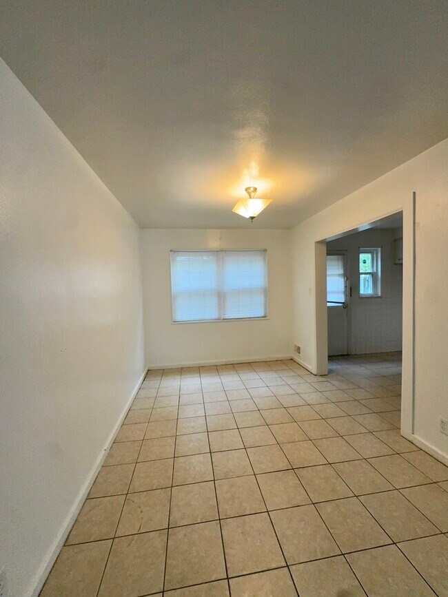 Photo - 825 N Raynor Ave