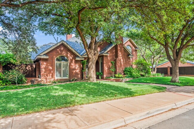 Luxury 5 Bed, 4.5 Bath, with Pool in Lakeridge!!!