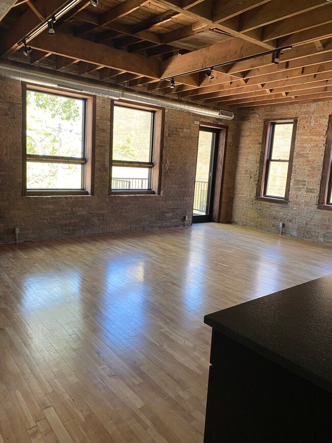 Open living/dining - 403 Main St Apartamentos