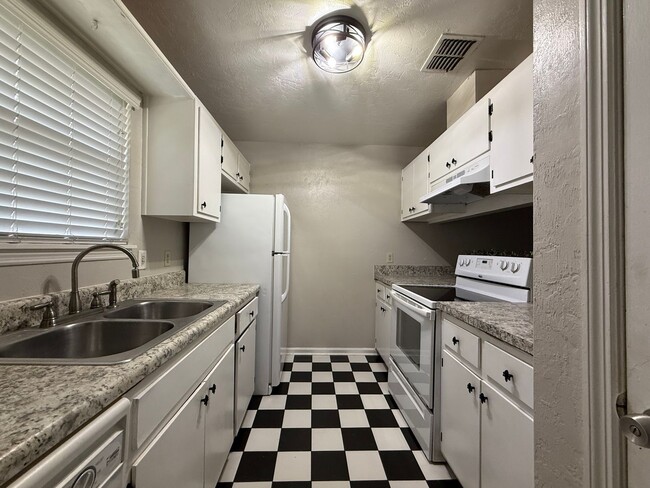 Photo - Brewster Estates unit avail NOW!!! Unidad A