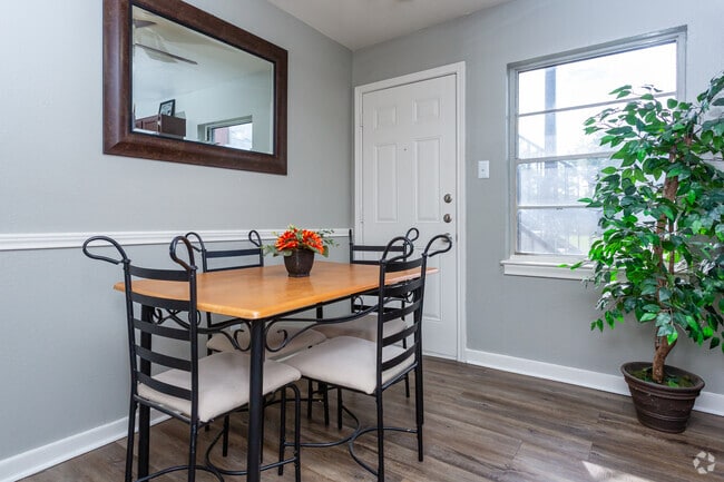 2BR,1BA-900SF