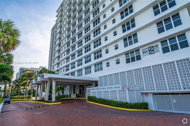 Building Photo - 4747 Collins Ave Rental