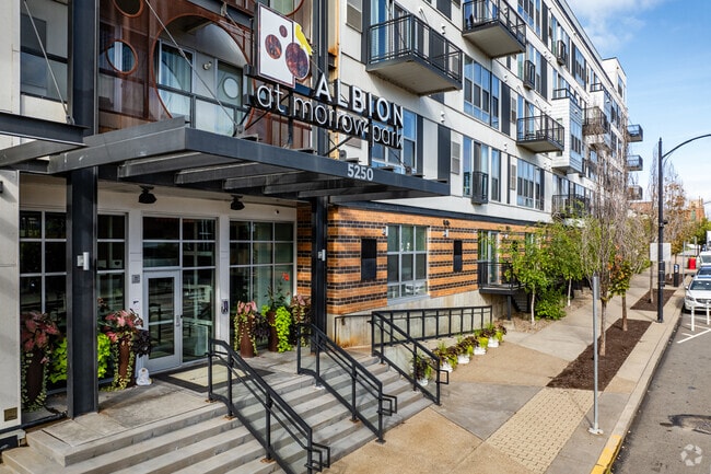 Albion en Morrow Park - Albion at Morrow Park