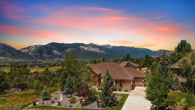 3573 N Elkview Dr