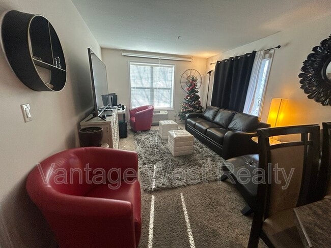 Photo - 598-598 Sutherland Ave