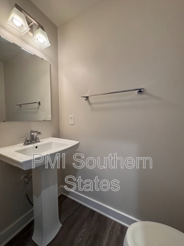 Photo - 123 Roundtree Dr