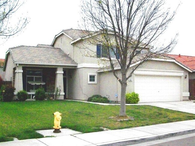 Building Photo - 4 bedroom 3 bathroom home with bedroom and...